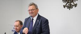 LXIV Sesja Rady Powiatu Białostockiego - głos zabiera przewodniczący