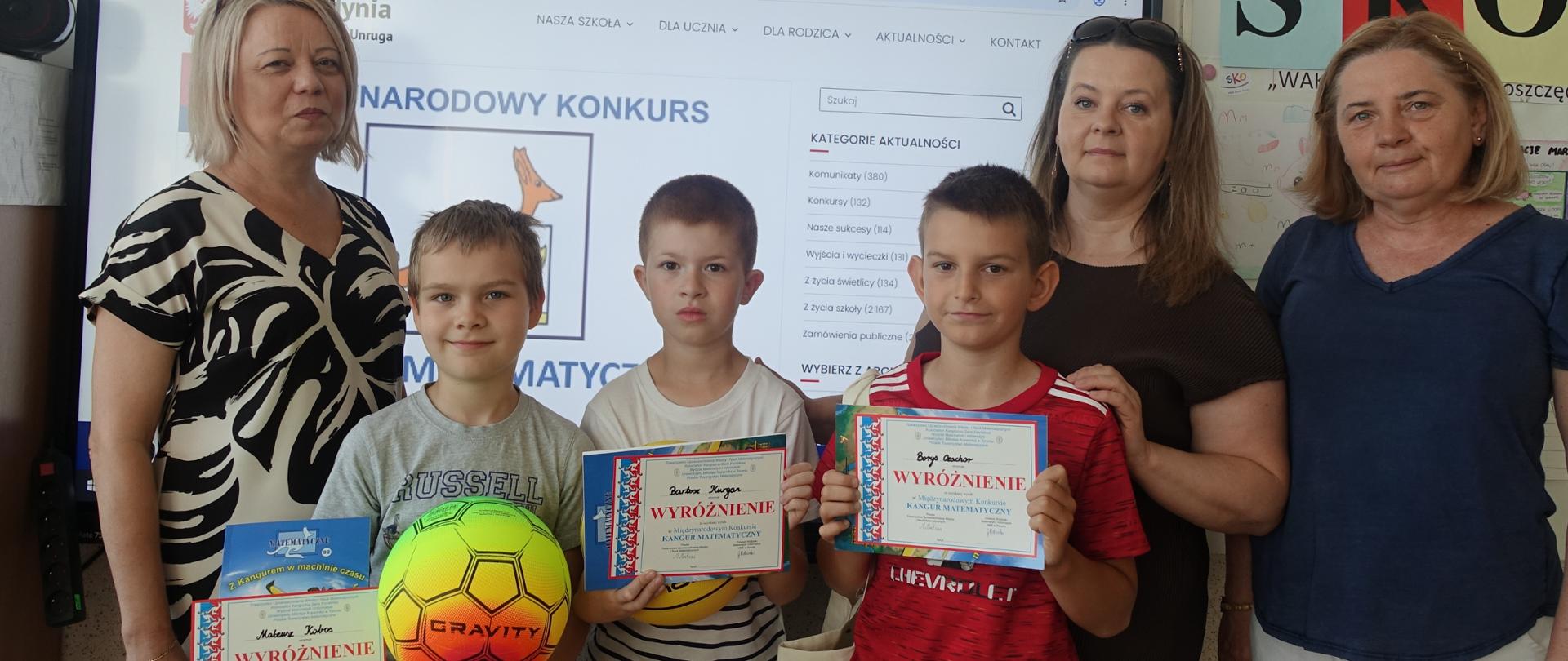 Uczniowie wyróżnieni w konkursie stoją z panią Dyrektor szkoły oraz ze swoimi wychowawczyniami