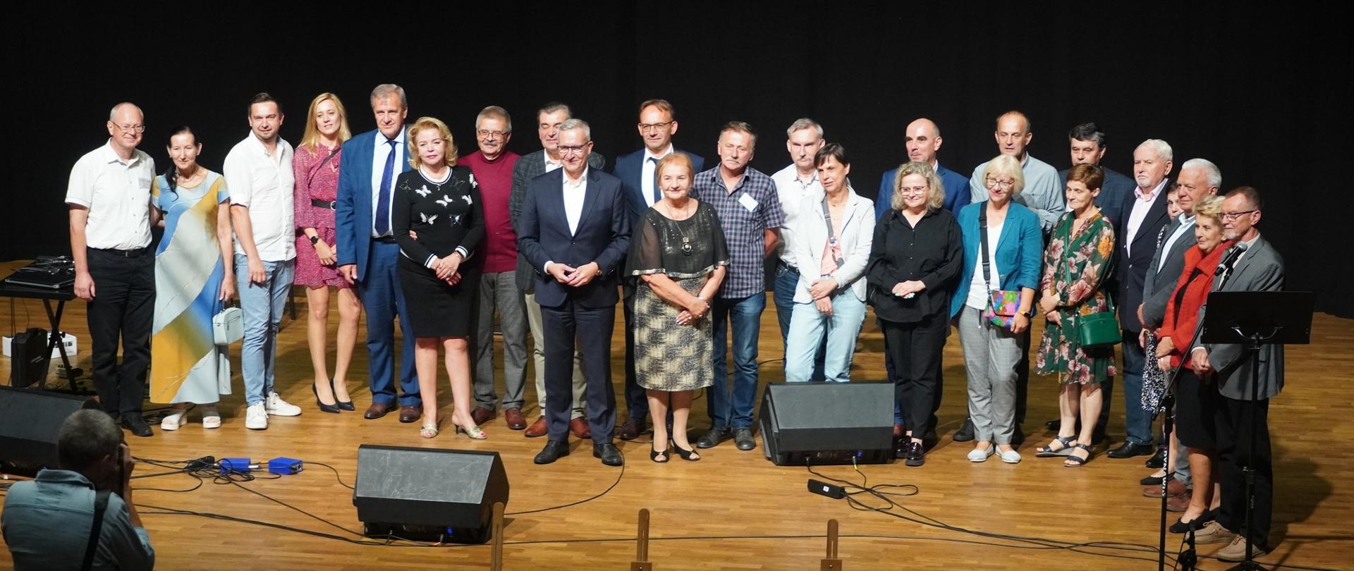 Starosta Sławomir Jerzy Snarski i wicestarosta Piotr Bożko z członkami Fundacji Ochrony Dziedzictwa Ziemi Bielskiej - organizatorem Dni Kultury Żydowskiej w Bielsku Podlaskim
