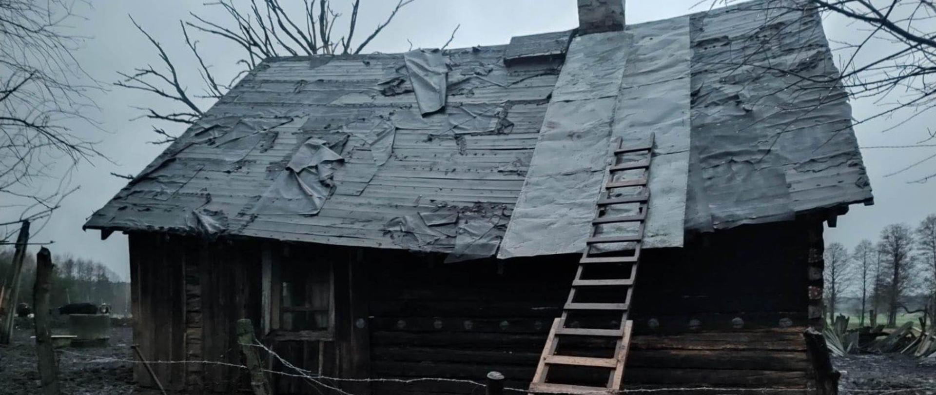 Drewniany rozsypujący się dom