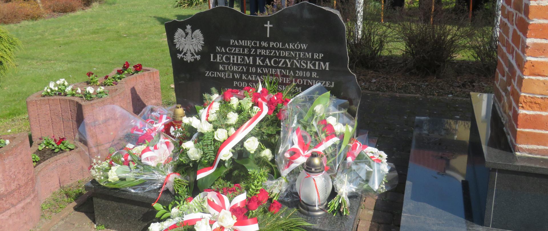 Złożone kwiaty pod pomnikiem poświęcony ofiarom katastrofy smoleńskiej