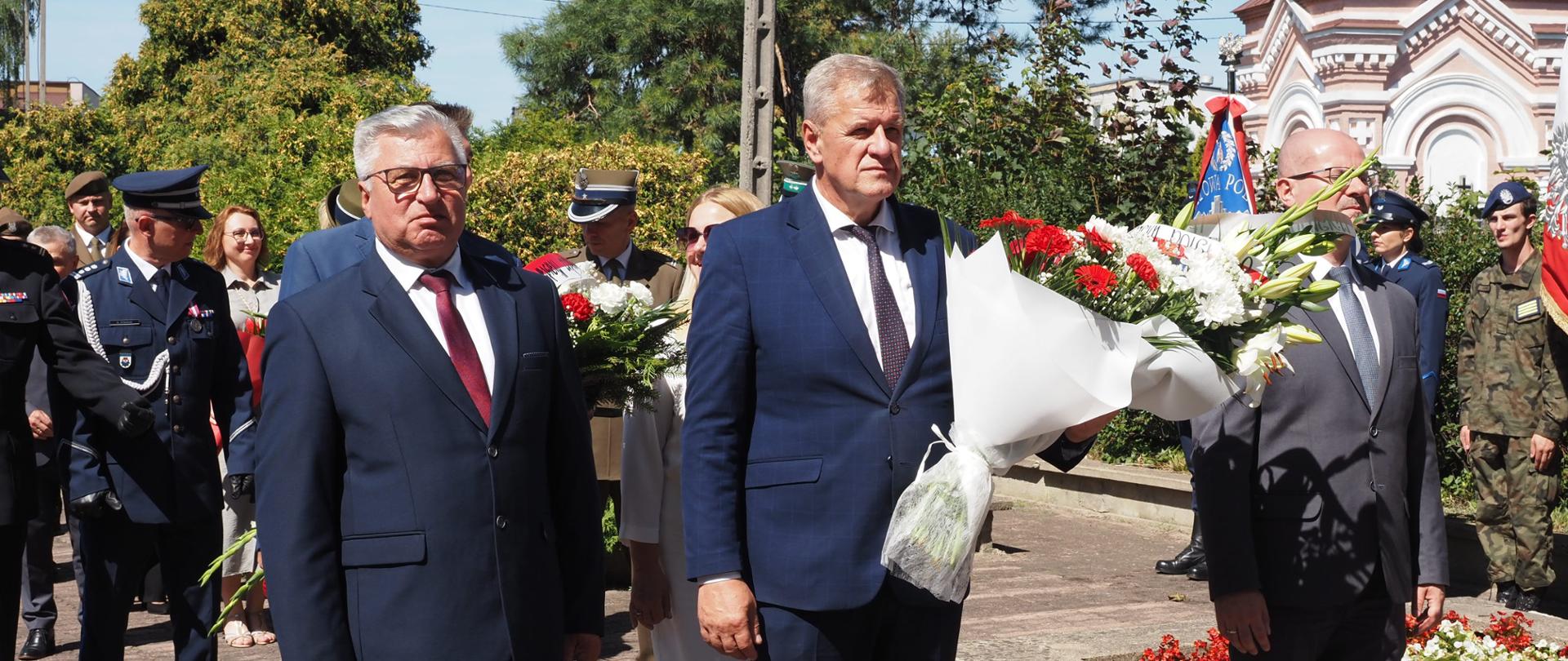 starosta bielski Sławomir Jerzy Snarski, przewodniczący Rady Powiatu Andrzej Leszczyński oraz sekretarz powiatu Marek Martyniuk