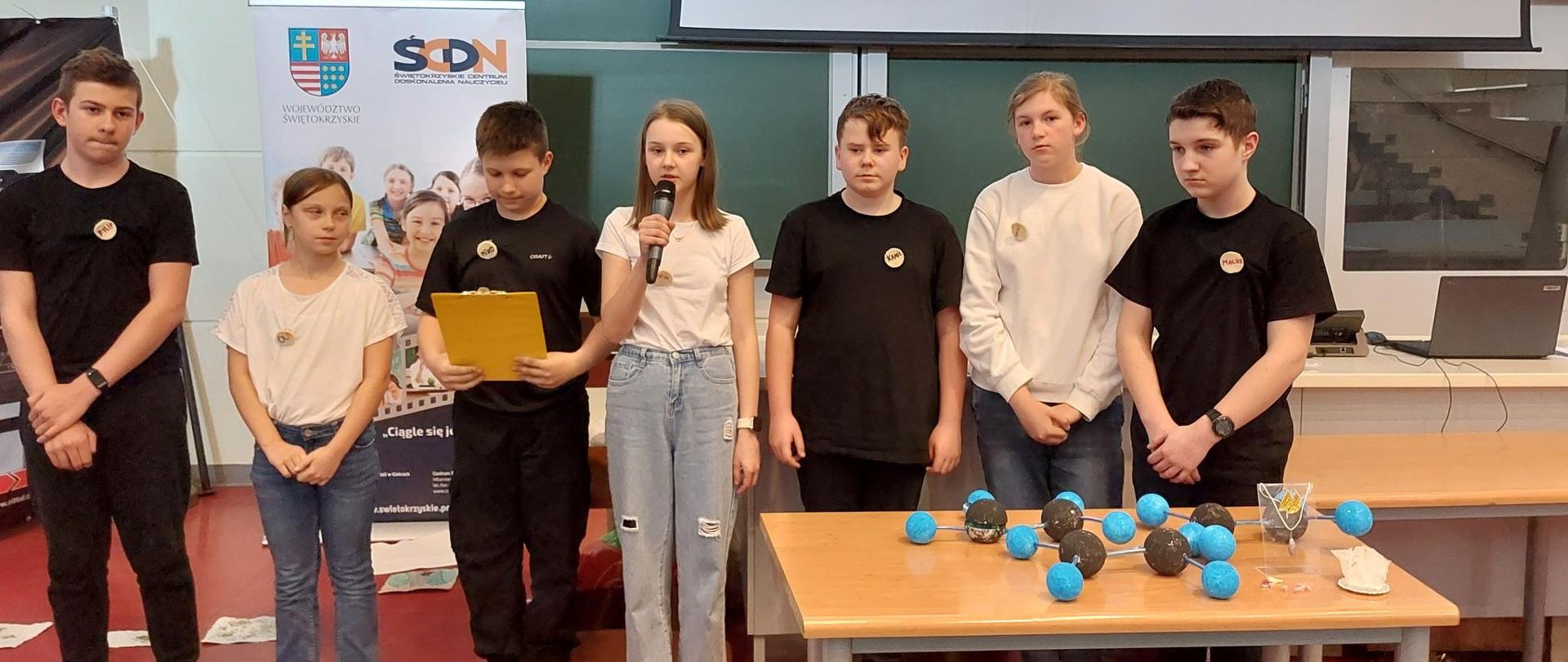 Uczniowie Szkoły Podstawowej w Morawicy podczas prezentowania zrealizowanego projektu
