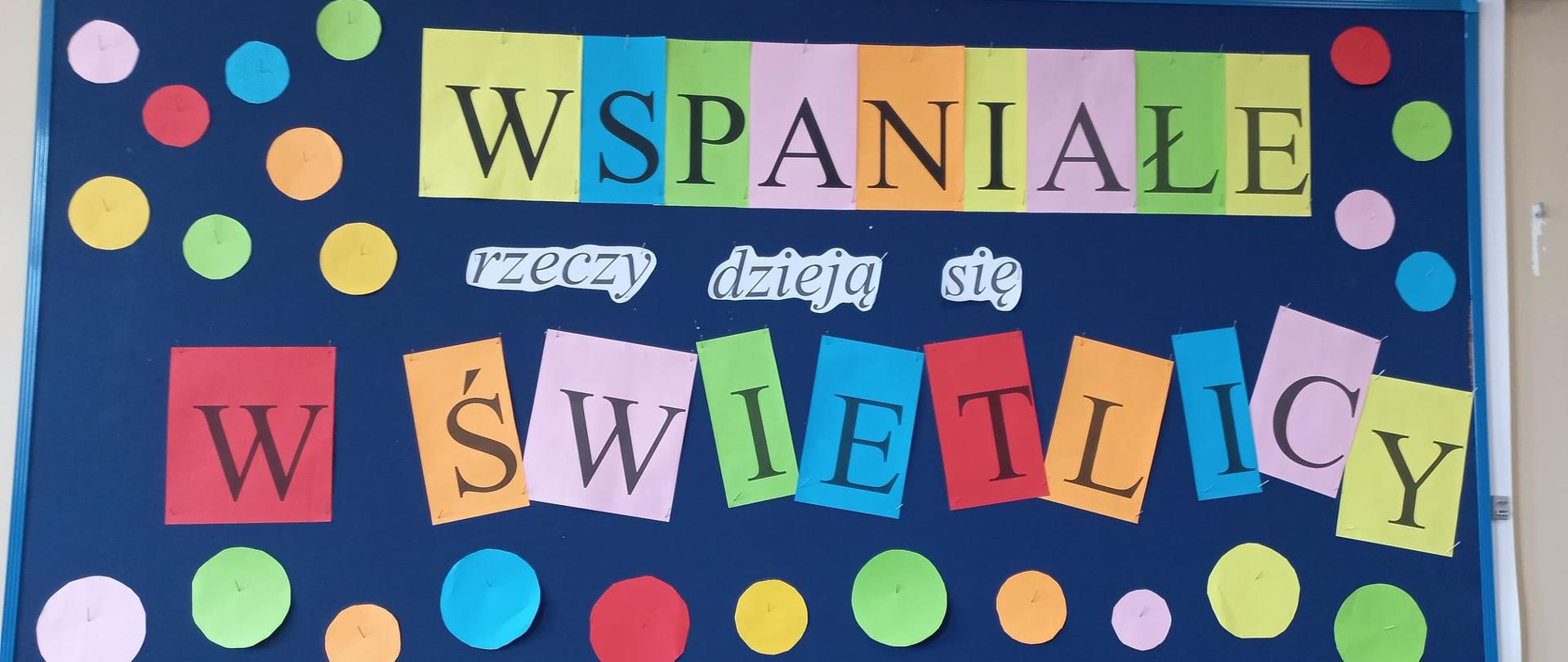 Kolorowy napis Wspaniałe rzeczy dzieją się w świetlicy