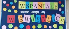 Kolorowy napis Wspaniałe rzeczy dzieją się w świetlicy