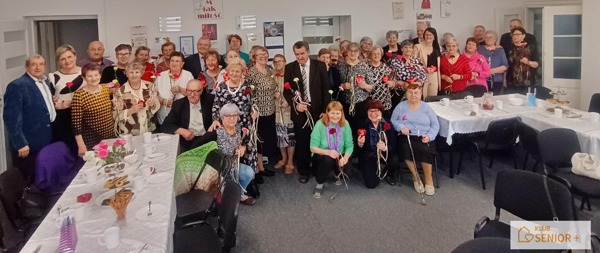 seniorzy wspólnie świętują dzień kobiet i mężczyzn