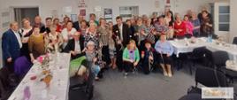 seniorzy wspólnie świętują dzień kobiet i mężczyzn