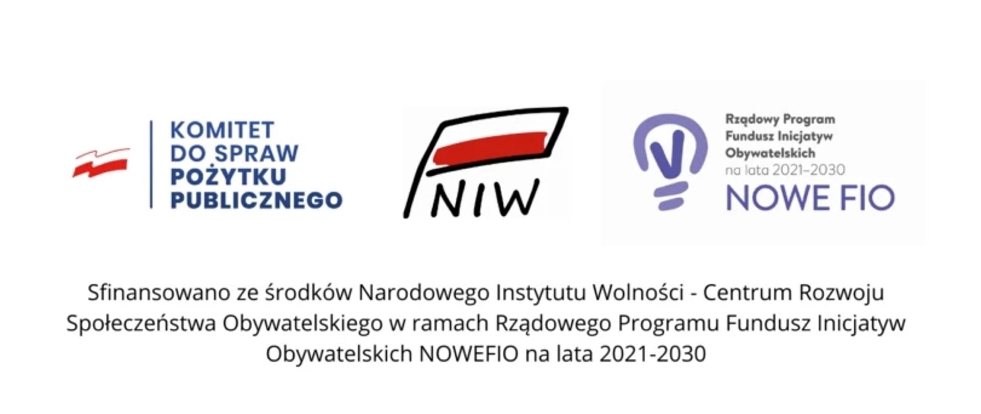 grafika przedstawia trzy logo organizacji. Na lewo znajduje się logo “KOMITET DO SPRAW POŻYTKU PUBLICZNEGO” z czerwonymi liniami i niebieskim tekstem. W środku jest logo “NIW” z stylizowaną flagą Polski. Po prawej stronie widnieje logo “Rządowy Program Fundusz Inicjatyw Obywatelskich NOWE FIO na lata 2021–2030” w kolorach fioletowo-niebieskich z elementami okrągłymi. Poniżej logotypów znajduje się zdanie informujące o sfinansowaniu ze środków Narodowego Instytutu Wolności - Centrum Rozwoju Społeczeństwa Obywatelskiego w ramach Rządowego Programu Fundusz Inicjatyw Obywatelskich NOWEFIO na lata 2021–2030