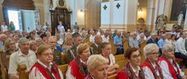 podczas mszy, zasiadają m.in.: Zespół Ludowy Podlasianki, przedstawiciele WP