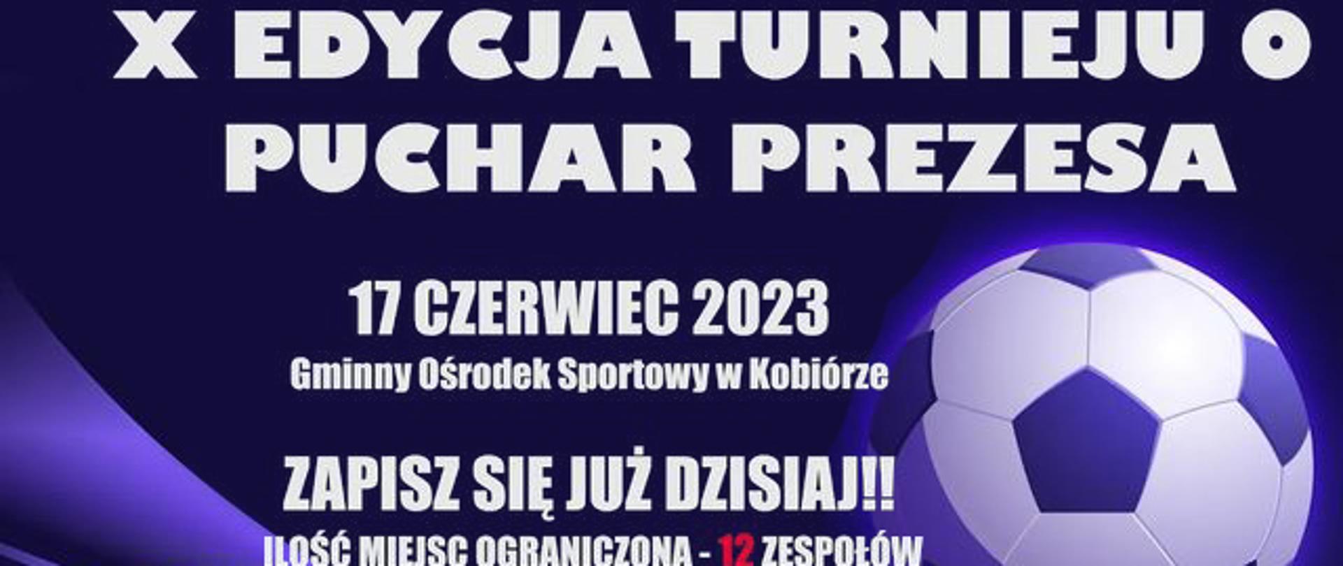 Biały napis X edycja turnieju o puchar prezesa na granatowym tle z piłką nożną oraz data wydarzenia i zachęta do udziału