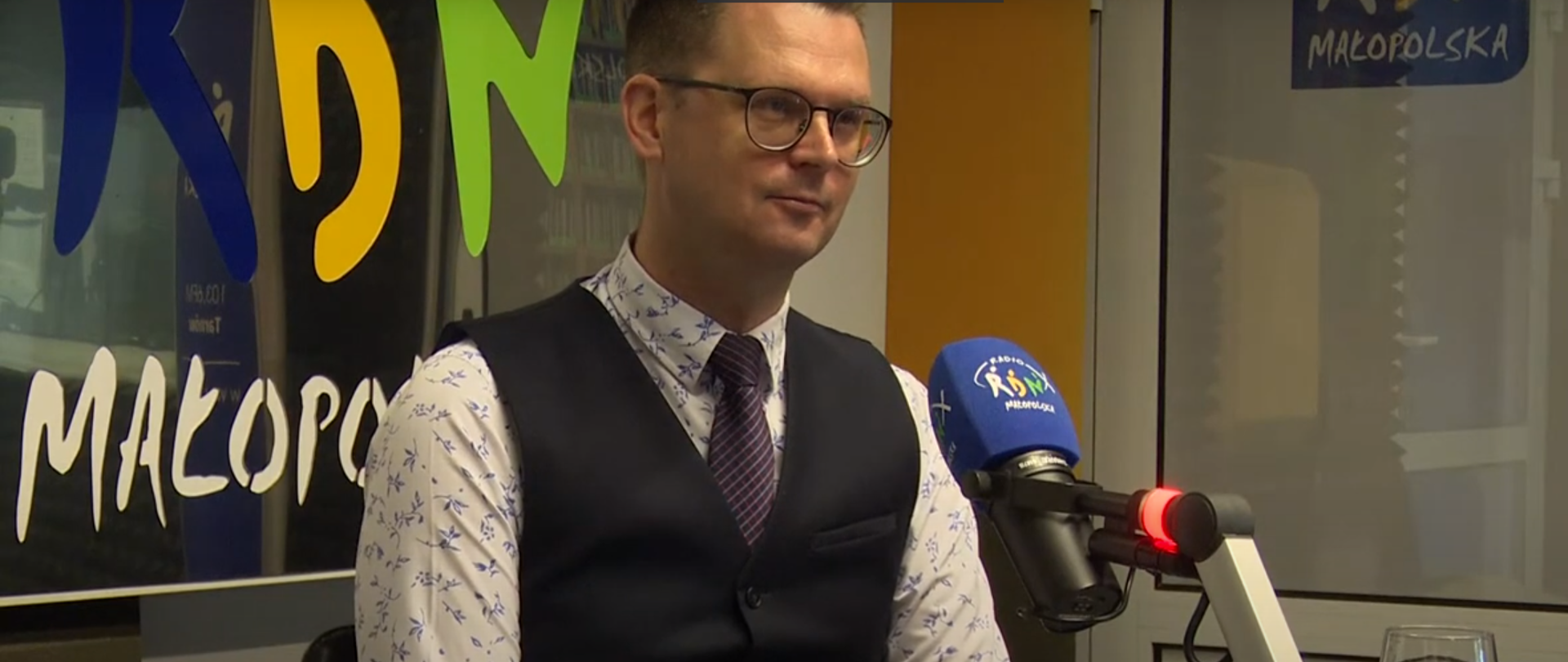zdjęcie przedstawia Wójta Gminy Wietrzychowice Tomasza Banka w studiu nagraniowym radia RDN Małopolska.