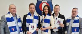 Starosta zambrowski Pani Edyta Marchelska-Groszfeld, Wicestarosta Pan Robert Maciej Rosiak i Członek Zarządu Powiatu Zambrowskiego Pan Sebastian Mrówka wraz z członkami zarządu Olimpii Zambrów w szalikach z barwami klubu.