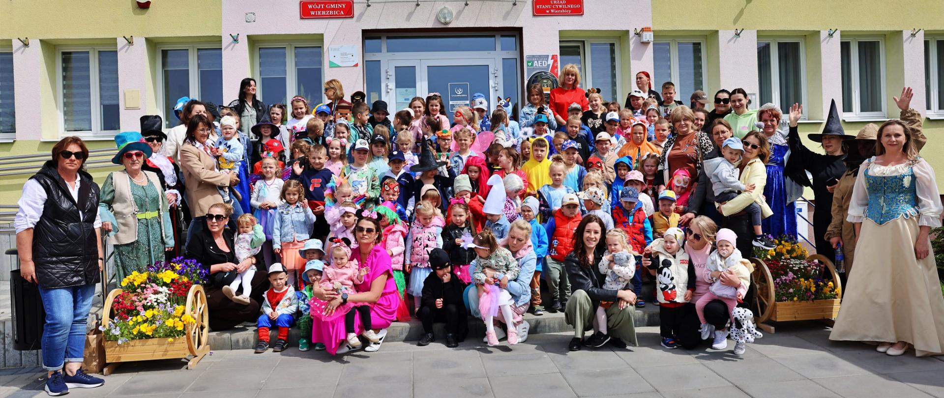 dzieci i dorośli przebrani w postacie z bajek paradują po centrum miejscowości