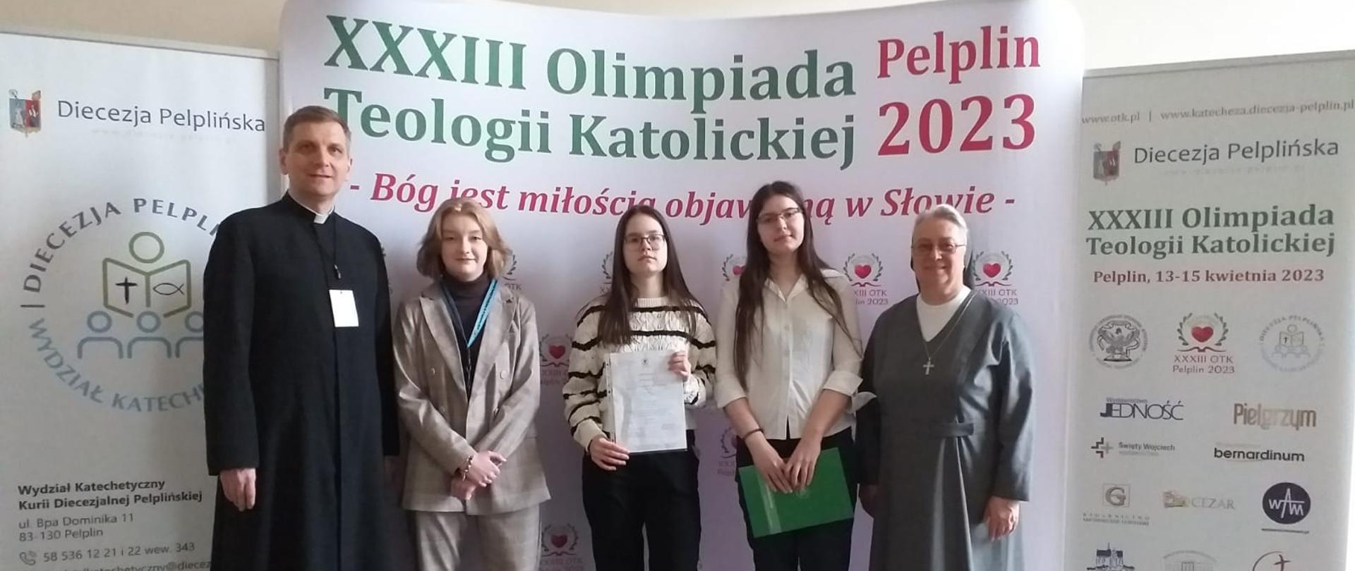 Klaudia Brzozowska (w środku) - finalistka XXXIII Ogólnopolskiej Olimpiady Teologii Katolickiej