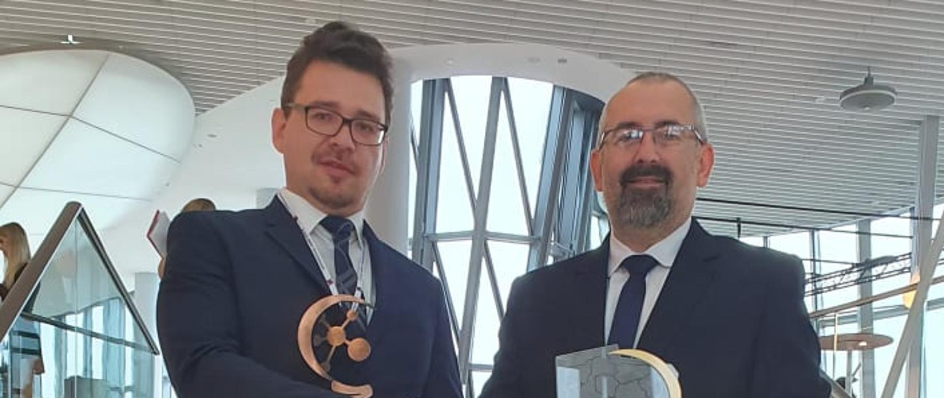 Na zdjęciu otrzymane nagrody prezentują Starosta Przasnyski Krzysztof Bieńkowski oraz Łukasz Wójcik, V-ce Prezes Zarządu POLMOTORS Sp. z o.o.