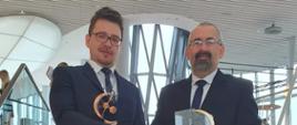 Na zdjęciu otrzymane nagrody prezentują od prawej: Starosta Przasnyski Krzysztof Bieńkowski oraz Łukasz Wójcik, V-ce Prezes Zarządu POLMOTORS Sp. z o.o.