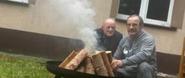 Panowie przy grillu