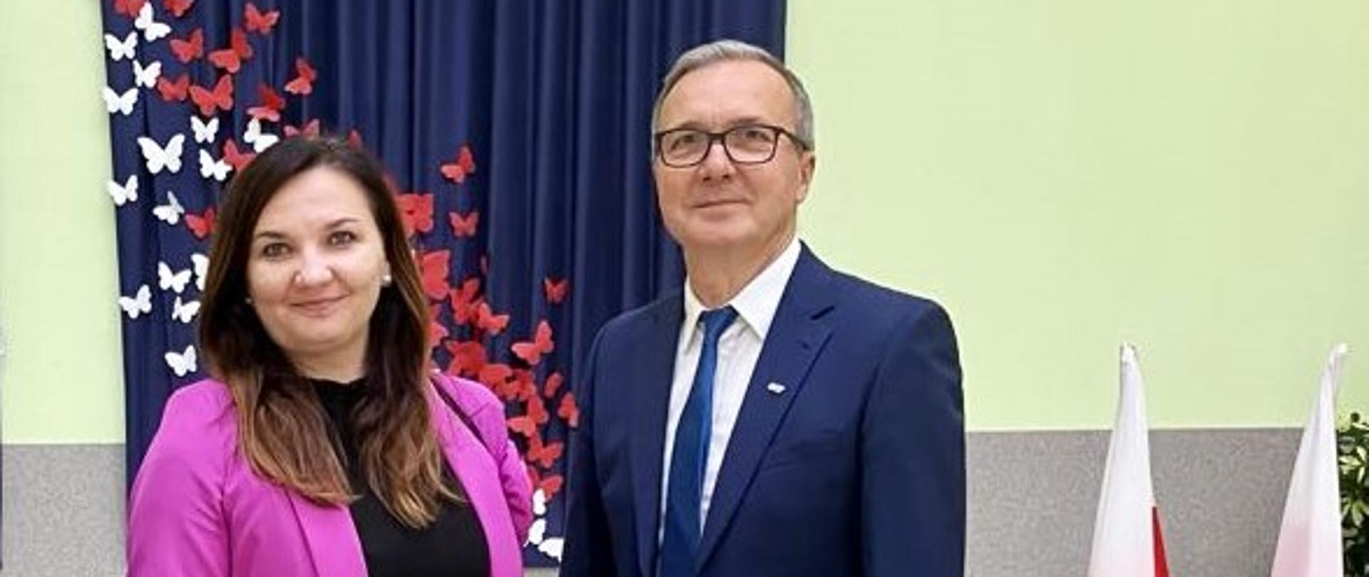 Sławomir Niedźwiecki i dyrektor II Liceum Ogólnokształcącego Joanna Jakimiuk 