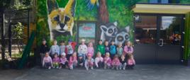 Grupa dzieci przed zoo