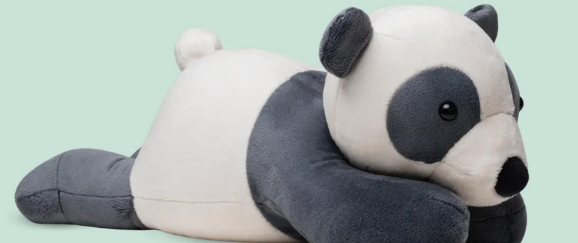 Leżąca maskotka pluszana jako miś panda.