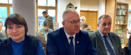 Starosta Hajnowski Andrzej Skiepko wraz z pozostałymi uczestnikami spotkania