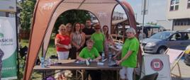 Uczestnicy akcji pozują do zdjęcia