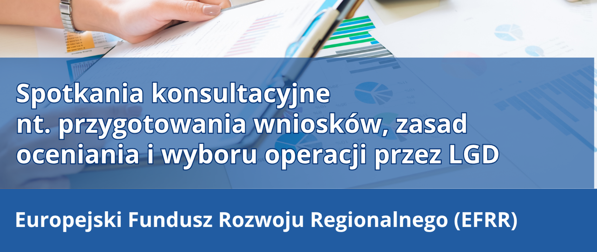 Plakat informacyjny o spotkaniach konsultacyjnych nt. przygotowania wniosków i oceny operacji przez LGD w ramach Europejskiego Funduszu Rozwoju Regionalnego. Spotkania odbędą się 5 sierpnia 2025 r. w Zakliczynie i 6 sierpnia 2025 r. w Tuchowie. Organizatorzy zapewniają dostępność dla wszystkich uczestników.
