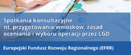 Plakat informacyjny o spotkaniach konsultacyjnych nt. przygotowania wniosków i oceny operacji przez LGD w ramach Europejskiego Funduszu Rozwoju Regionalnego. Spotkania odbędą się 5 sierpnia 2025 r. w Zakliczynie i 6 sierpnia 2025 r. w Tuchowie. Organizatorzy zapewniają dostępność dla wszystkich uczestników.
