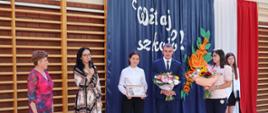 Pani dyrektor, przedstawiciele grona pedagogicznego, Rady Rodziców oraz Samorządu Uczniowskiego składają podziękowania Pani Małgorzacie Jasińskiej odchodzącej na emeryturę, po wieloletniej pracy w szkole.