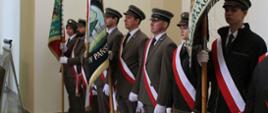 Poczet sztandarowy pełni honorową wartę w trakcie liturgii w kościele