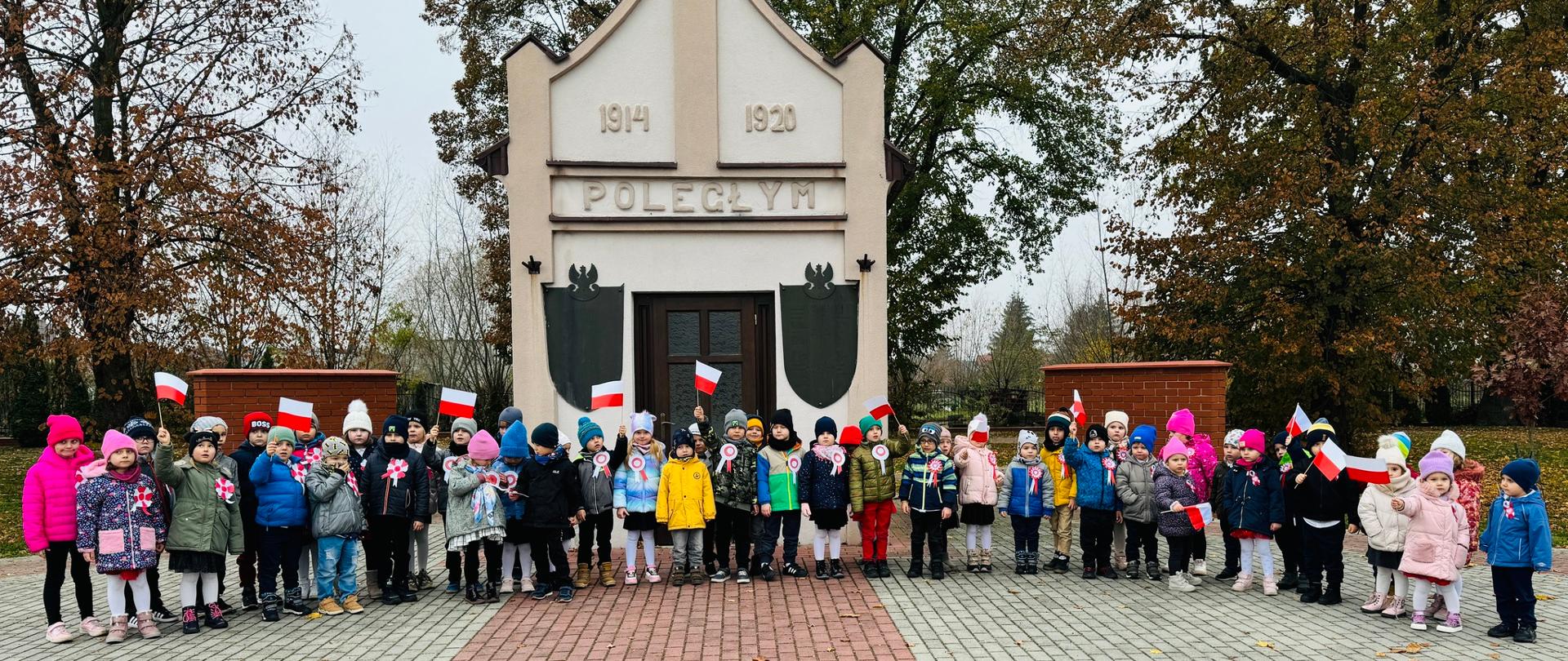 Dzieci na Miejscu Pamięci w Chorzelowie uczciły Narodowe Święto Niepodległości