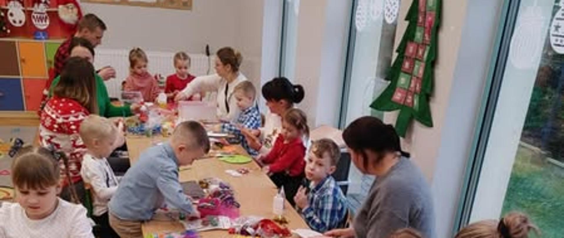 Świąteczne warsztaty z Rodzicami w oddziale przedszkolnym przy Szkole Podstawowej im. Jana Pawła II w Żarnowie