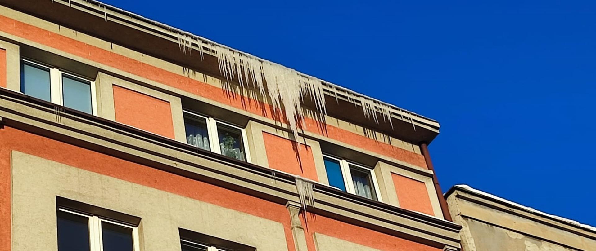 Sople zwisające z dachu budynku wielorodzinnego