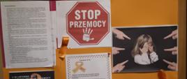 Tablica informacyjna w Domu Dziecka - zawieszone plakaty informacyjne
