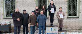 Na zdjęciu zwyciężczynie w kategorii szkoły podstawowe - dziewczęta stoją na podium .oraz organizatorzy.