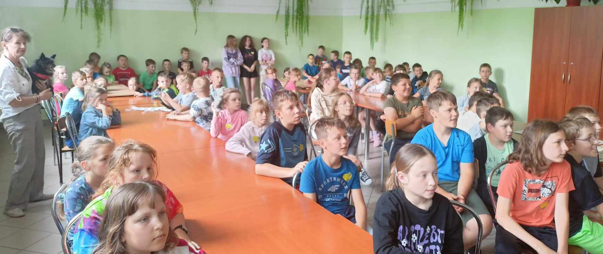 Uczniowie słuchający prelekcji o bezdomnych zwierzętach