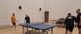 Uczestnicy drużyn Drohiczyn i Top Spin Siemiatycze rozgrywają mecz