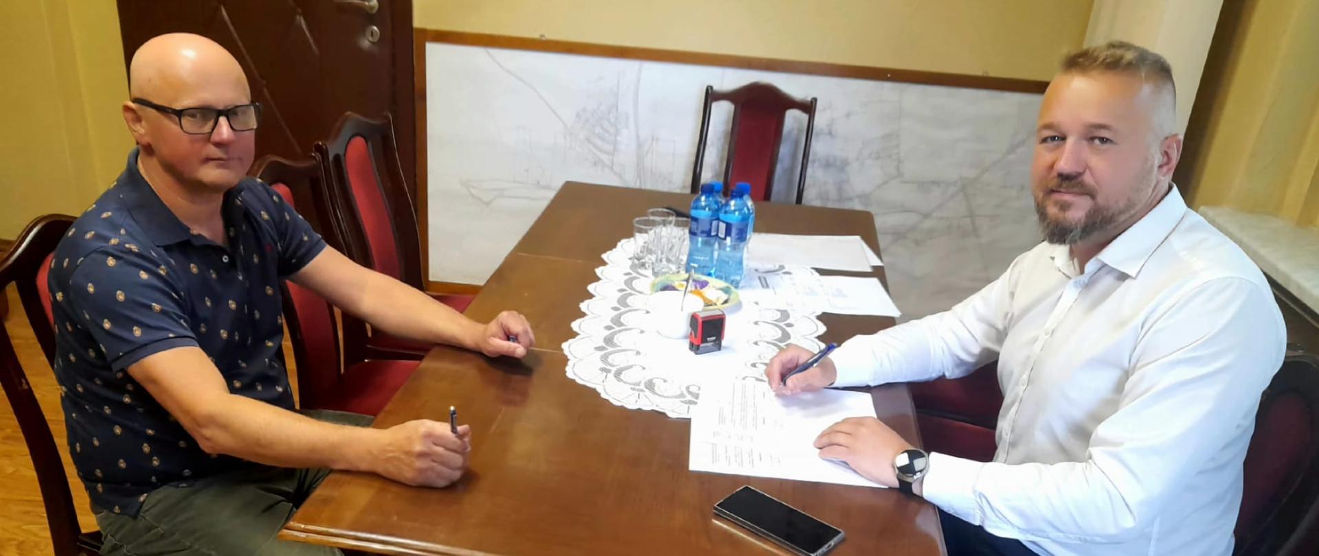 Podpisanie umowy na dokończenie wymiany okien
