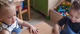 Zajęcia plastyczne - dzieci malują swoje kolorowanki