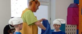 Trwa spektakl - dzieci oglądają, biorą w nim aktywny udział