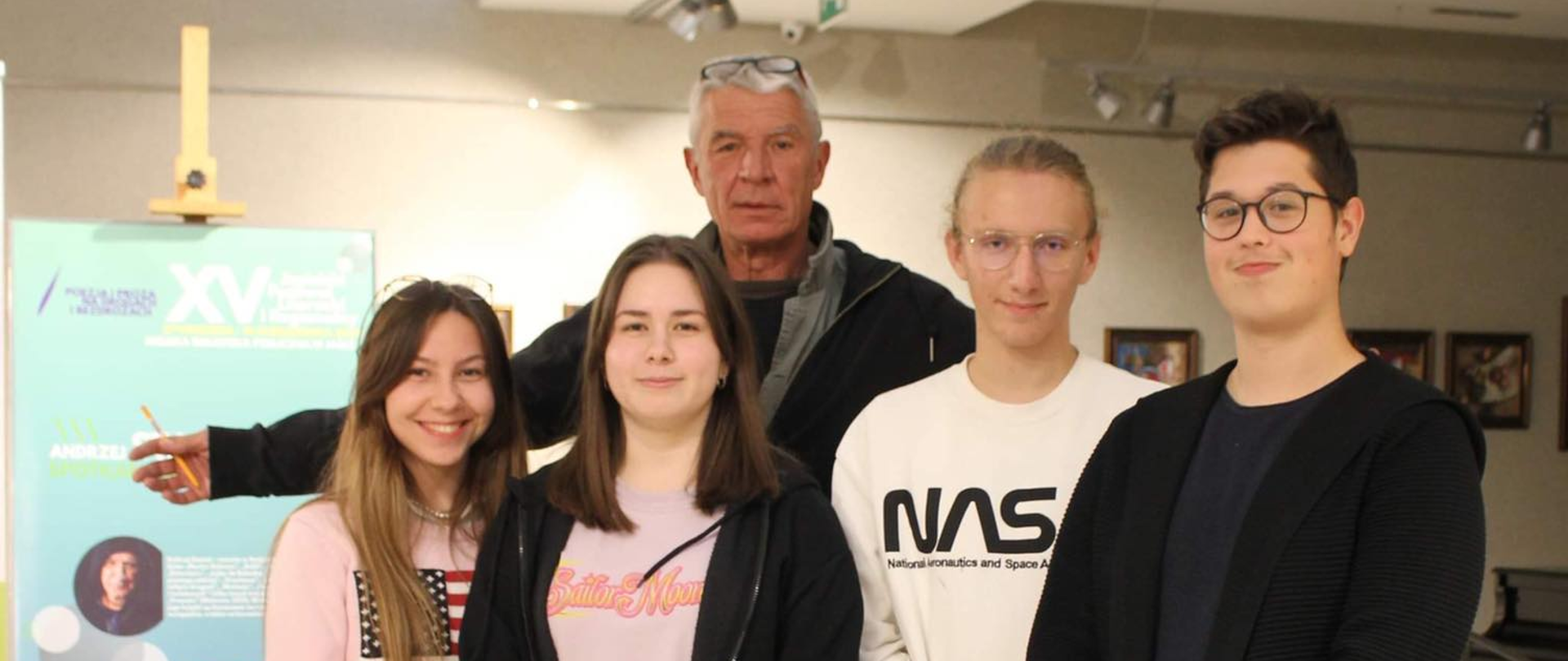 Uczniowie z Andrzejem Stasiukiem