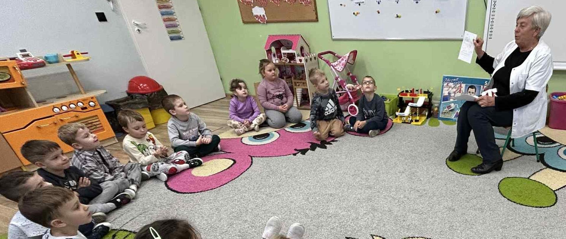 Grupa dzieci podczas spotkania z pielęgniarką.