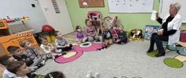 Grupa dzieci podczas spotkania z pielęgniarką.