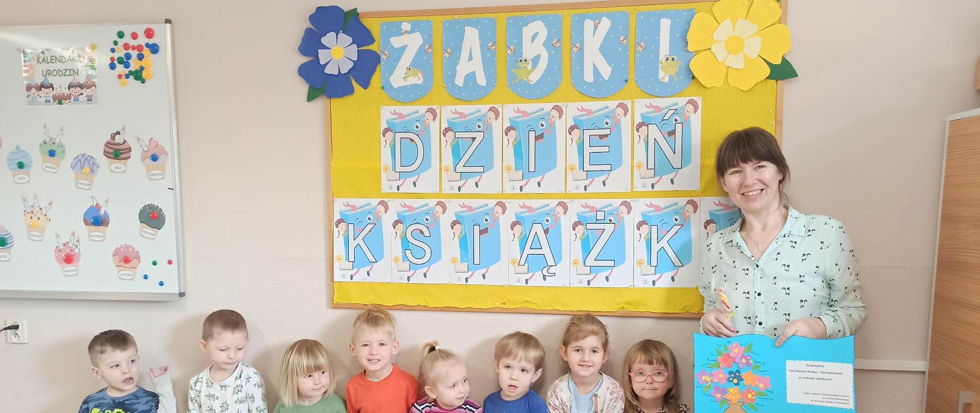 wspólne zdjęcie z panią bibliotekarką