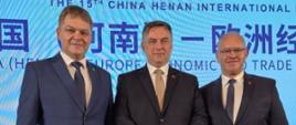Starosta Hajnowski Andrzej Skiepko, Prezes Euroregionu Karpackiego Dawid Lasek oraz Burmistrz Miasta Hajnówka Ireneusz Kiendyś pozują do zdjęcia
