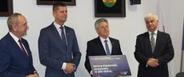Poszczególni samorządowcy z terenu Powiatu Hajnowskiego odbierają promesy