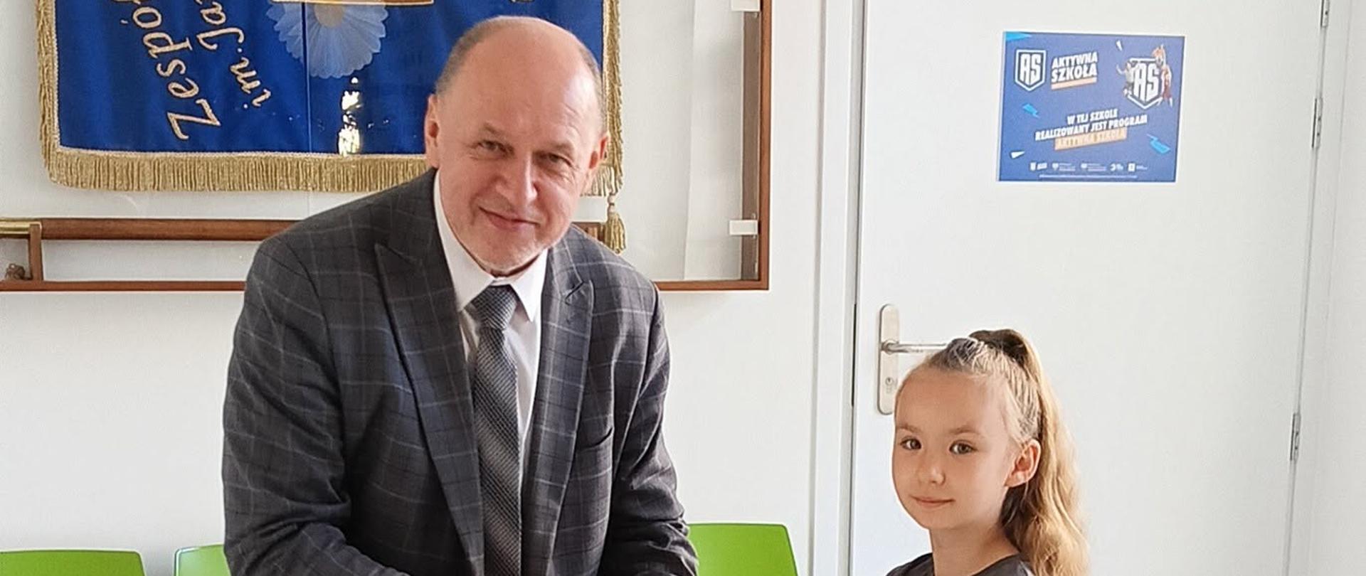 Uczennica kl. 2. odbiera nagrodę