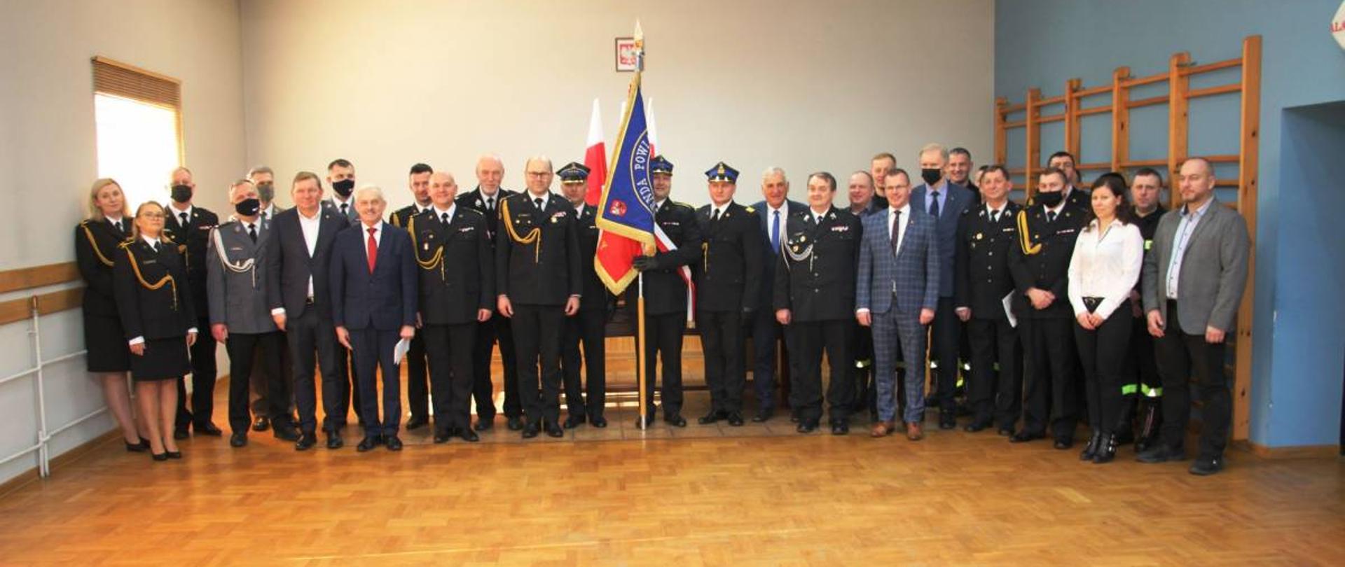 Grupowe zdjęcie uczestników pożegnania Komendanta PSP w Zambrowie