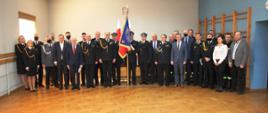 Grupowe zdjęcie uczestników pożegnania Komendanta PSP w Zambrowie