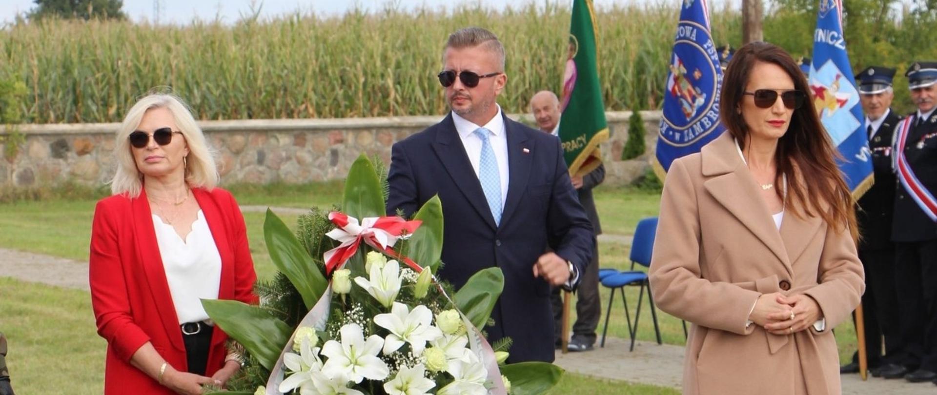 na zdjęciu uczestnicy uroczystości upamiętniających ofiary sowieckiego i niemieckiego totalitaryzmu z lat 1920, 1939 oraz 1944.